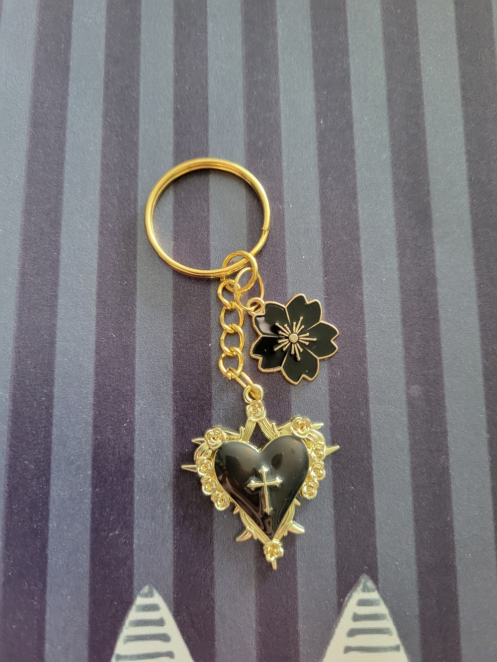 🖤NEW🖤 Gold-tone Black Heart & Flower Keychain